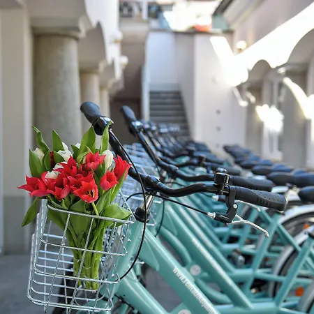 Daire Cube By The River